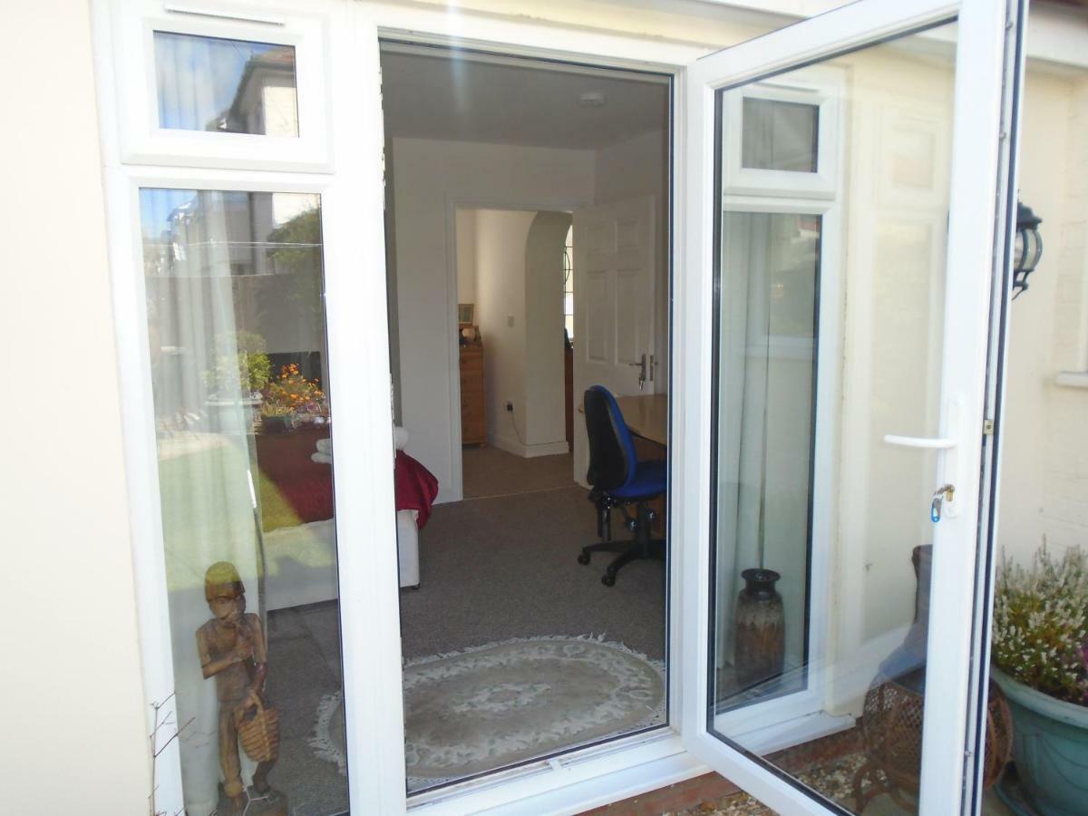Tea In Liverpool - Private - Quiet - Ground Floor - En-Suite - Walk-In-Shower Экстерьер фото
